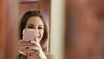 Seductora adolescente morena cae de rodillas y chupa esta polla gorda