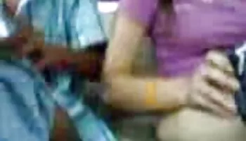 Aline satisface su deseo de una gran polla negra en su boca y culo
