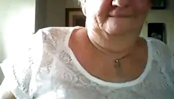 Big Booty Tranny Deborah Tavares maneja dos pollas duras a la vez