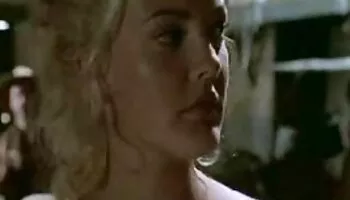 MILF tetona Diana Swiet se masturba hasta que un negro hunk viene en busca de ayuda