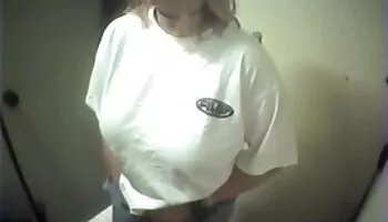 La rubia Carmen Valentina se atraganta con una polla dura