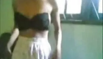 Increíble mujer rubia con grandes tetas juega con su coño