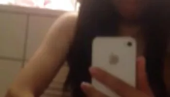 Travesti atractiva con grandes tetas se desnuda y se corre