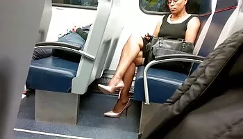 Grandes tetas de silicona y culo en hermosa nena