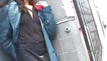 Nena amateur tetona recibe una polla larga y dura