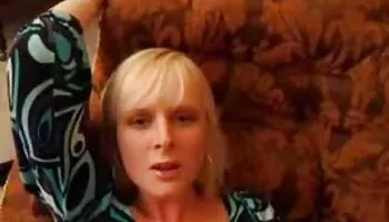 Rubia tetona chupa y folla a un hombre mayor espeluznante