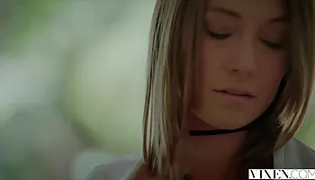 Rubia con culo increíble monta polla