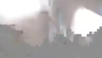 Chica negra cabalgando una polla blanca gorda