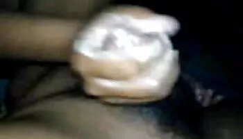 Esposa rubia Adry Berty monta una gran polla junto a su marido cornudo debilucho