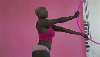 Australiano de tetas grandes quiere trabajo modelo