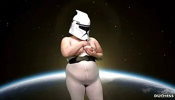 Chica tailandesa de grandes tetas me ruega que le llene el coño