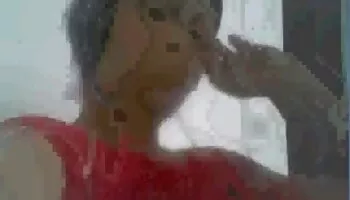 Un tipo mete su gran polla en la cálida boca y el coño de la joven Sonya Sweet
