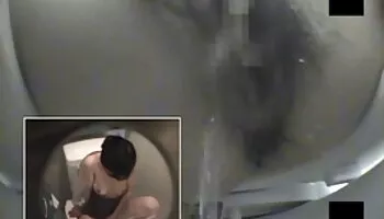 Todos los agujeros internos rellenados por dos tíos cachondos para esta monada