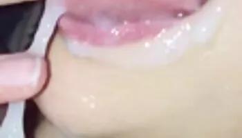 Increíble linda rubia apretada disfruta de digitación coño y culo