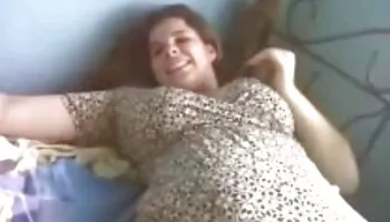 BBW Buxom Bella dirige su boca mientras come en su coño y luego lo golpea