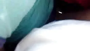 Hermosa nena negra de África envuelve los labios alrededor de una polla blanca y hace una mamada perfecta