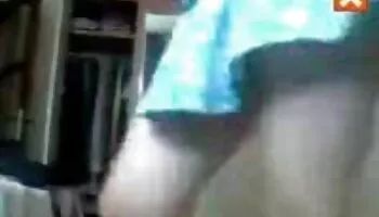 hermosa pareja juega juntos en la cámara