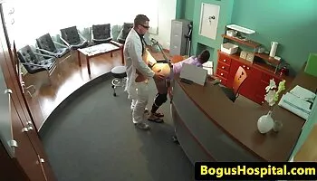 Hermosa ladyboy de pelo largo está chupando la carne gruesa de su hombre