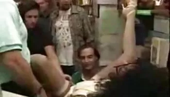 Hermosa chica bronceada gimiendo por cada consejo