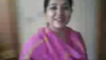 Ladyboy asiática de piel oscura con gran polla Opor se folla el culo a un blanco