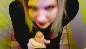 Adolescente rubia tomando el culo