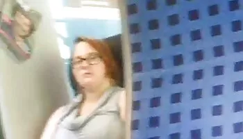 Rubia monta la palanca de cambios de su coche