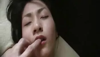 Puta madura tetona jugando con ella misma