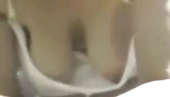 La rubia Tgirl Gabi Lins desliza su culo apretado hacia arriba y hacia abajo una gran polla negra
